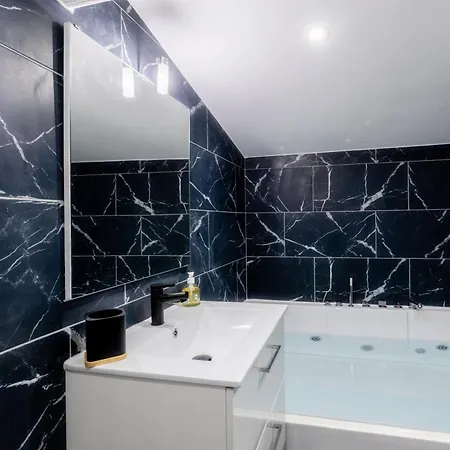 T3 Rénové - Jacuzzi Privatif - Port&mer à 2 Min Appartement La Seyne-sur-Mer